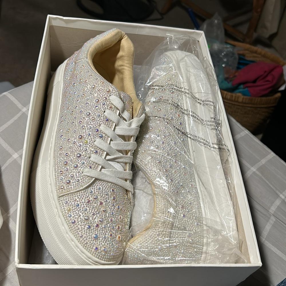 Betsy johnson SIDNY IVORY Sneakers Iridescent Pearl size 11. New Beautiful .NWOT - Picture 6 of 8